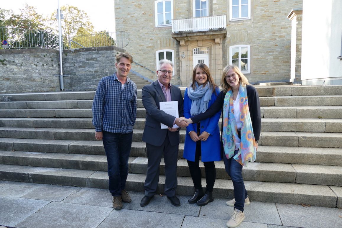 Reinhard Fromme (Leiter der Museumspädagogik im Kreismuseum Wewelsburg), Schulleiter Antonio Burgos, Stephanie Hecker (Ansprechpartnerin des St. Xaver für die Kooperation) sowie Kirsten John-Stucke (Leiterin des Kreismuseums Wewelsburg) freuen sich über die geschlossene Bildungspartnerschaft.
